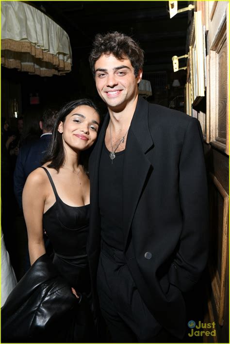 Noah Centineo and Rachel Zegler pose at the opening night after。